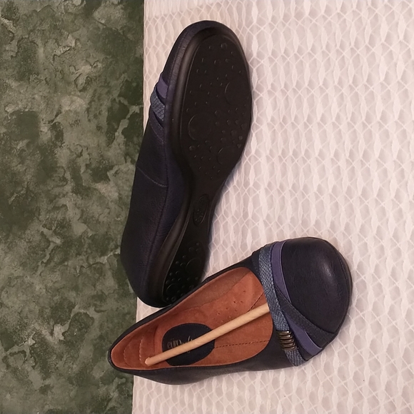NWT & Box Eürosoft by Sofft Blue Shaina Slip On Flats Size 9 M Shoes Criss Cross - Picture 4 of 10